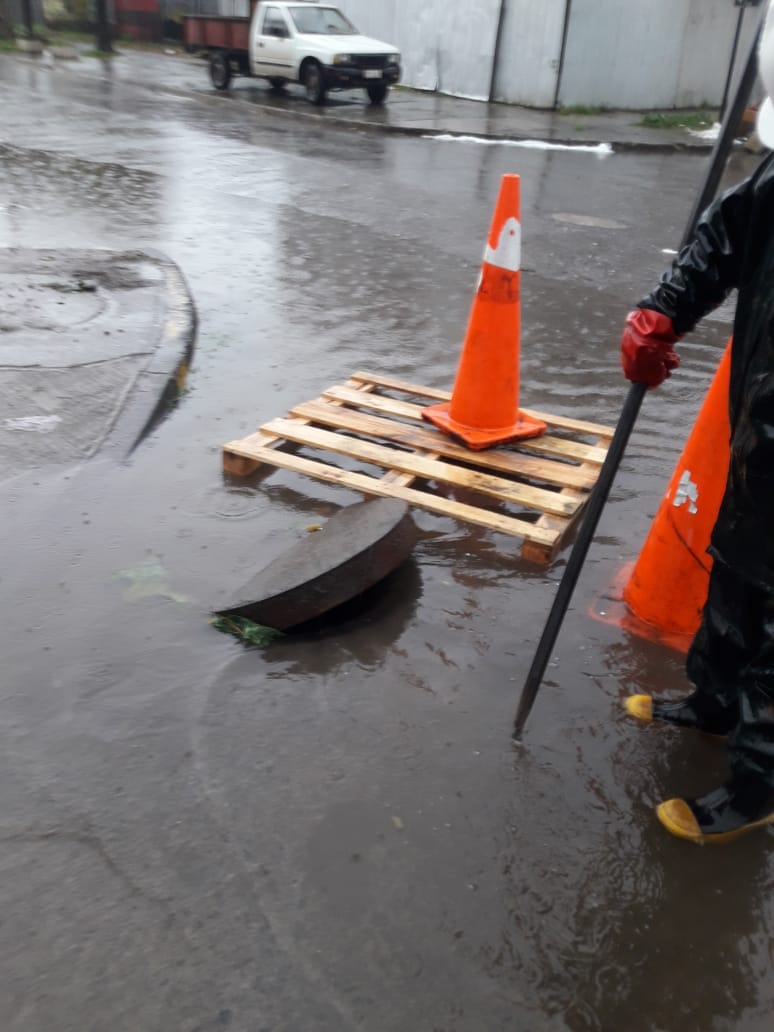 Llamamos a la comunidad a NO abrir tapas de alcantarillado por anegamiento de calles